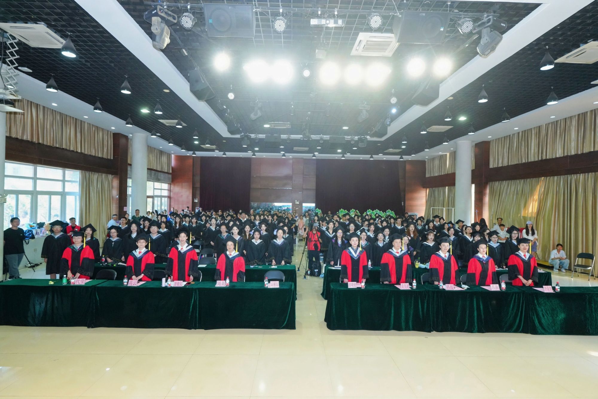 白衣乘风起，未来皆可期｜MG冰球突破官方网站2026年本科毕业生学位授予仪式圆满落幕