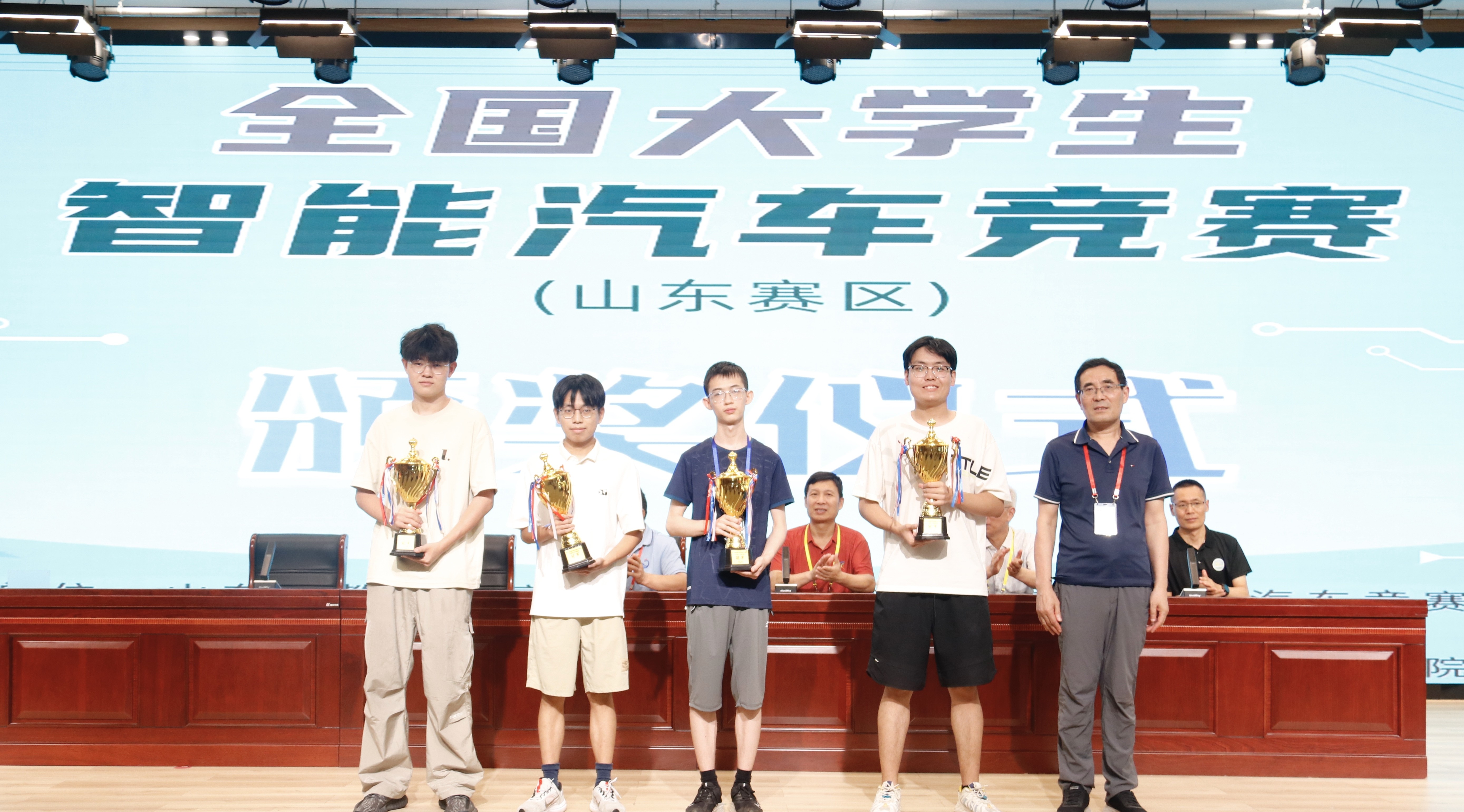 世界杯官网学子获全国大学生智能汽车竞赛（山东赛区）冠军晋级全国总决赛